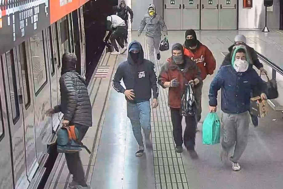 Un grup de vàndals actuant contra un tren a l'estació de Mercat Nou / Foto: TMB