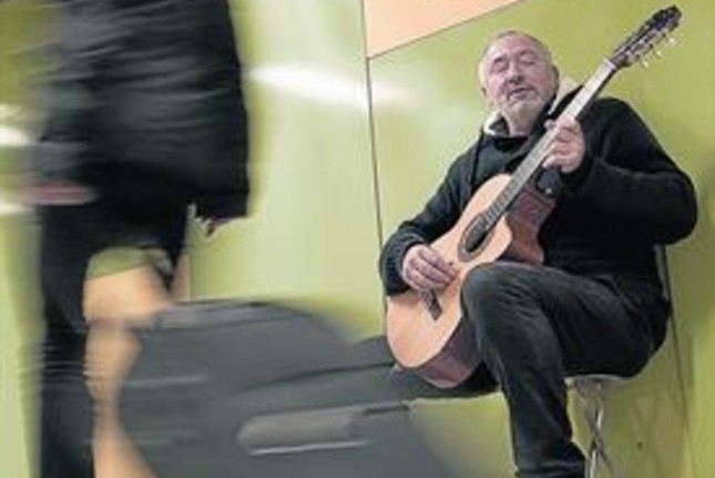 El guitarrista Félix García Omella, a la parada de metro d'Alfons X / Foto: César Cid