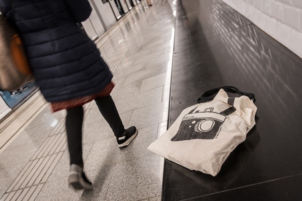 Objecte perdut a l'andana del metro / Foto:  Pep Herrero (TMB)