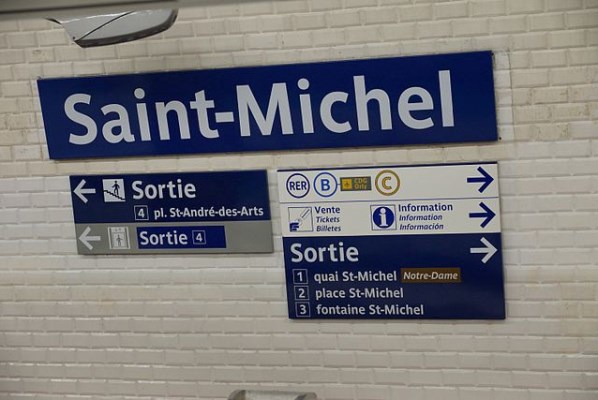 Fotografia del reportatge de la tipografia Parisine a l'estació de Saint-Michel / Imatge: Chris Sampson