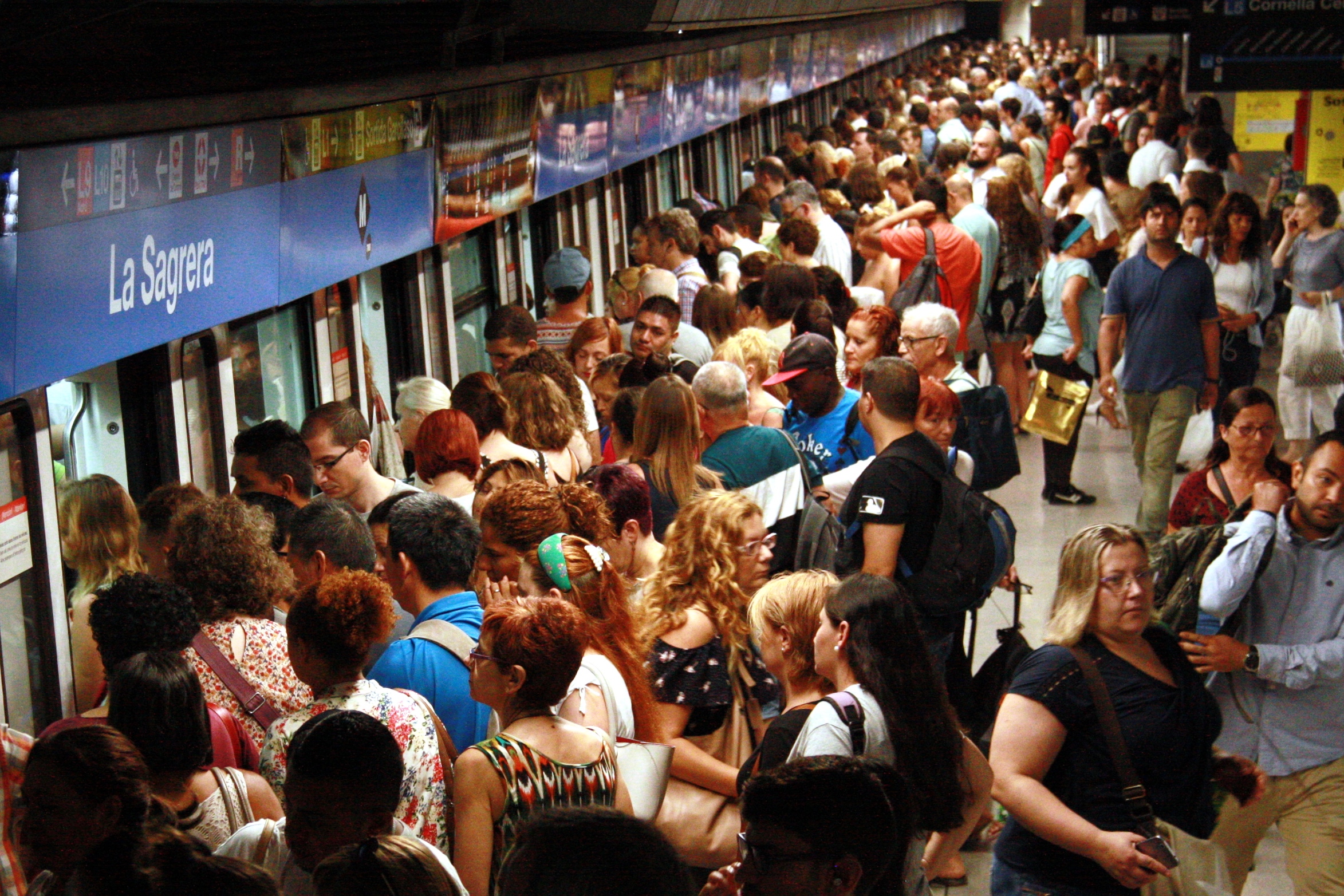Afluència de passatgers a l'estació de la Sagrera de la línia 5 / Foto: ACN