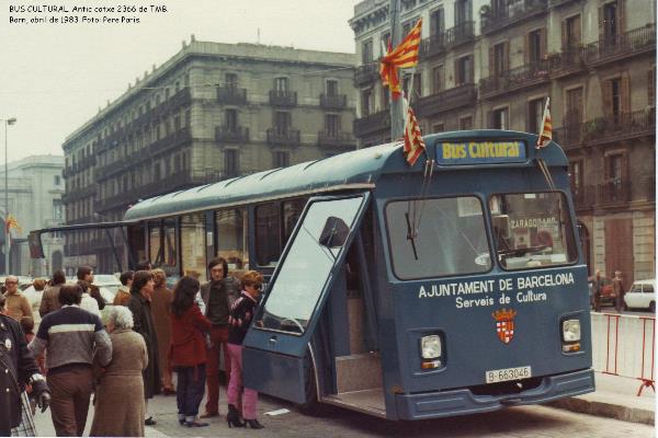 El Bus Cultural aparcat al Born l'any 1983 / Foto: Pere París