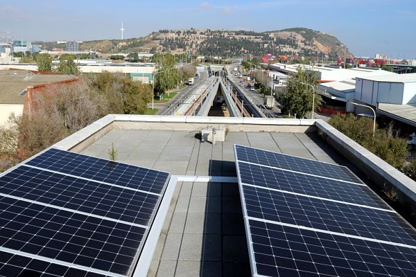 Plaques fotovoltaiques en funcionament a la coberta de l'estació Zona Franca / Foto: ACN