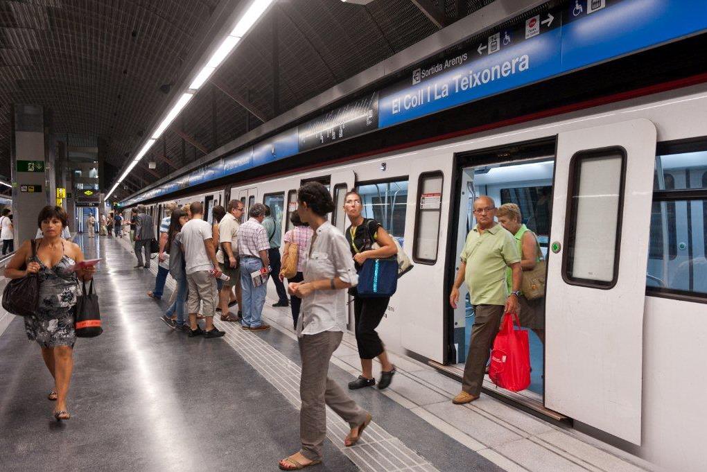 Tren 5000 amb les portes obertes a l'estació d'El Coll / La Teixonera / Foto: Pep Herrero