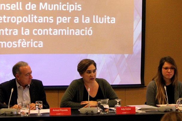Antoni Poveda, Ada Colau i Janet Sanz en la constitució del Consell de Municipis Metropolitans contra la contaminació / AMB
