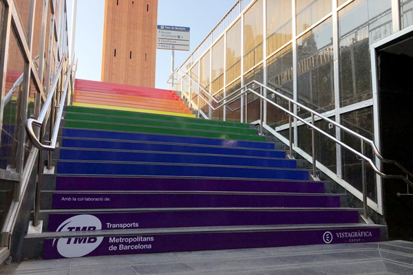 Detall de la decoració de les escales d'accés de l'estació de metro d'Espanya amb els colors del Pride / Foto: TMB