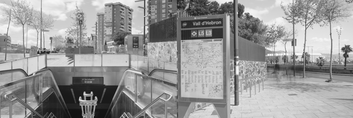 Fotografies de costats oposats de l'entorn de l'estació Vall d'Hebron / Foto: Carlos Javier Bolaños