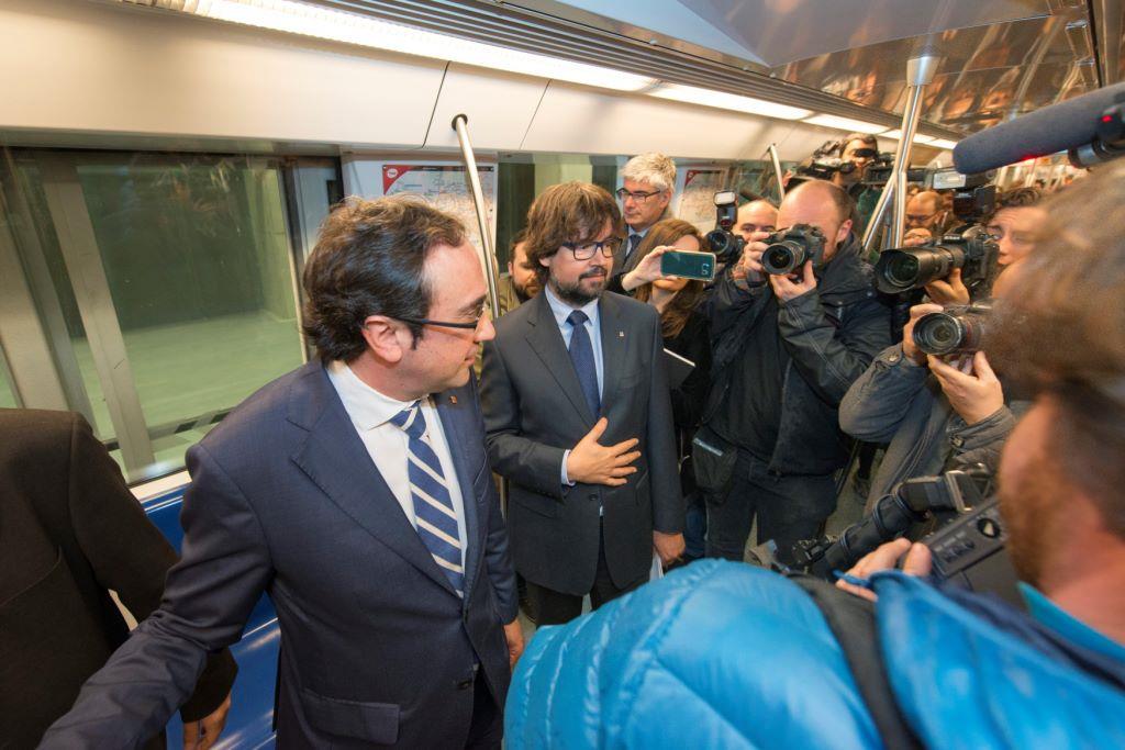 Un moment del viatge del conseller Rull amb els mitjans de comunicació entre Mercabarna i Collblanc / Foto: Miguel Ángel Cuartero