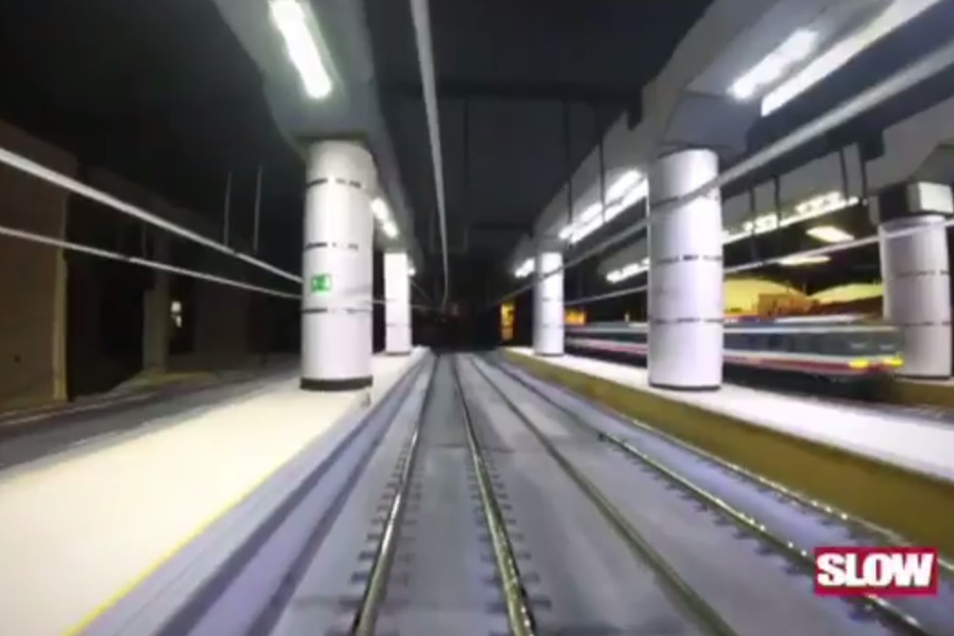 Visió des d'un tren aturat a l'Estació de Sants / Captura del vídeo de 'Slow BTV'