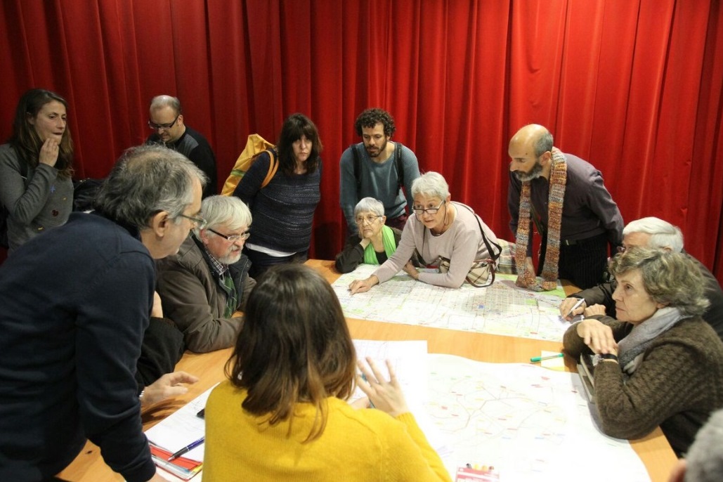 Tècnics municipals i veïns comenten els projectes de noves línies d'autobusos / Foto: Ajuntament de Barcelona