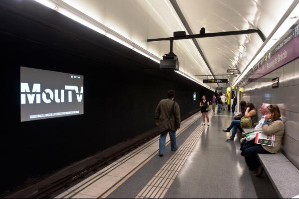 Projector d'alta resolució del MouTV a l'estació de metro de Passeig de Gràcia / Foto: TMB Projector d'alta resolució del MouTV a l'estació de metro de Passeig de Gràcia / Foto: TMB