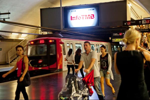 Pantalla d'un monitor del MouTV amb informació de TMB a l'estació de metro d'Espanya / Foto: TMB Pantalla d'un monitor del MouTV amb informació de TMB a l'estació de metro d'Espanya / Foto: TMB