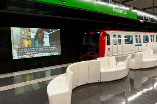 Projector d'alta resolució del MouTV a l'estació de metro de Roquetes / Foto: TMB Projector d'alta resolució del MouTV a l'estació de metro de Roquetes / Foto: TMB