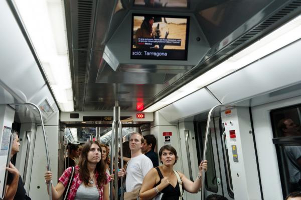 Un monitor MouTV a l'interior d'un tren de metro / Foto: TMB Un monitor MouTV a l'interior d'un tren de metro / Foto: TMB