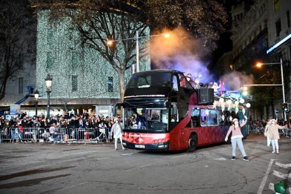 L'autobús de dos pisos que encapçalava la cavalcada de Reis a Barcelona / Foto: Miguel Ángel Cuartero (TMB) L'autobús de dos pisos que encapçalava la cavalcada de Reis a Barcelona / Foto: Miguel Ángel Cuartero (TMB)