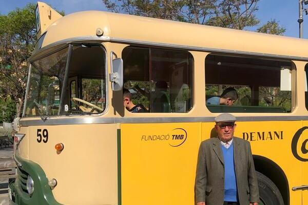 José Castro, de 90 anys, va ser conductor de TB el 1956 i va conduir el Chausson 59 i l’Aclo / Foto: TMB José Castro, de 90 anys, va ser conductor de TB el 1956 i va conduir el Chausson 59 i l’Aclo / Foto: TMB