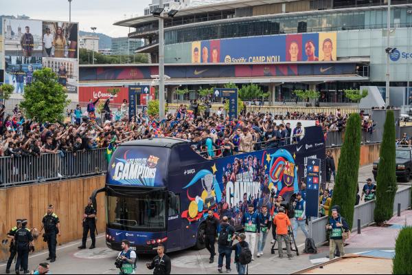 Un bus turístic vinilat a la seva sortida de l'Spotify Camp Nou / Foto: Pep Herrero (TMB) Un bus turístic vinilat a la seva sortida de l'Spotify Camp Nou / Foto: Pep Herrero (TMB)