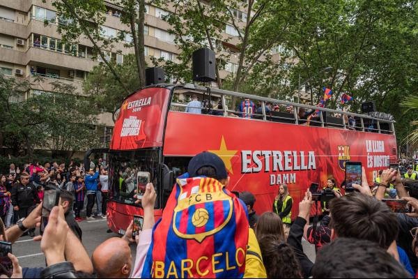 No és el primer cop que els cotxes del Barcelona Bus Turístic participen a la rua blaugrana / Foto: Pep Herrero (TMB) No és el primer cop que els cotxes del Barcelona Bus Turístic participen a la rua blaugrana / Foto: Pep Herrero (TMB)