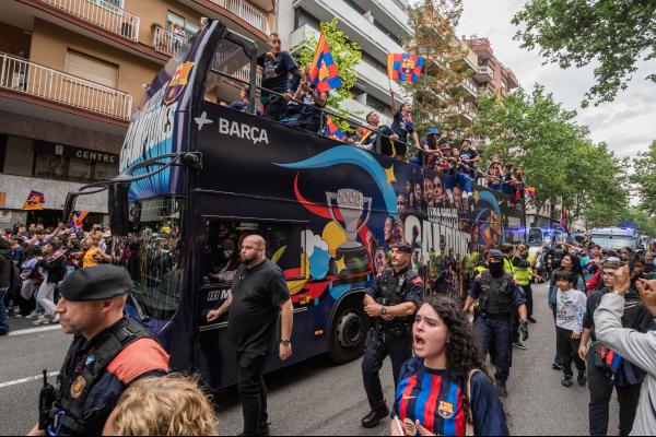 La festa dels campions i campiones de lliga va recórrer el centre de Barcelona / Foto: Pep Herrero (TMB) La festa dels campions i campiones de lliga va recórrer el centre de Barcelona / Foto: Pep Herrero (TMB)