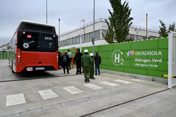 L'estació de recàrrega d'hidrogen d'Iberdola està situada a la Zona Franca / Miguel Ángel Cuartero (TMB) L'estació de recàrrega d'hidrogen d'Iberdola està situada a la Zona Franca / Miguel Ángel Cuartero (TMB)