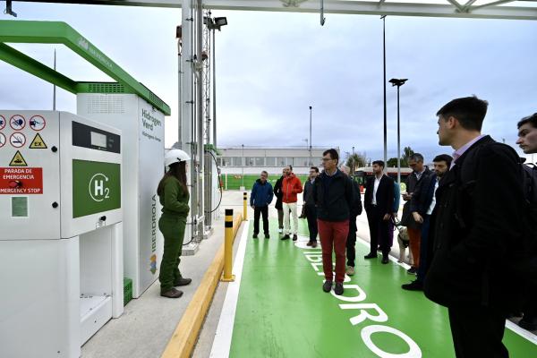 El grup ha visitat la hidrogenera ubicada a la Zona Franca, la primera estació de recàrrega d'hidrogen pública d'Espanya / Foto: Miguel Ángel Cuartero (TMB) El grup ha visitat la hidrogenera ubicada a la Zona Franca, la primera estació de recàrrega d'hidrogen pública d'Espanya / Foto: Miguel Ángel Cuartero (TMB)