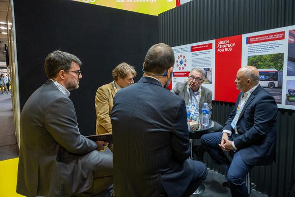 El conseller delegat de TMB amb una de les visites al nostre estand al Tomorrow Mobility / Foto: M. A. Cuartero (TMB) El conseller delegat de TMB amb una de les visites al nostre estand al Tomorrow Mobility / Foto: M. A. Cuartero (TMB)
