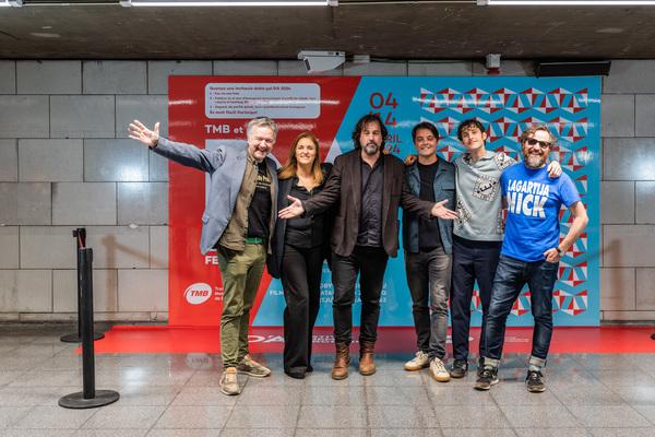 Part de l'equip del film 'Segundo premio' posant al vestíbul d'Universitat / Foto: Pep Herrero (TMB) Part de l'equip del film 'Segundo premio' posant al vestíbul d'Universitat / Foto: Pep Herrero (TMB)