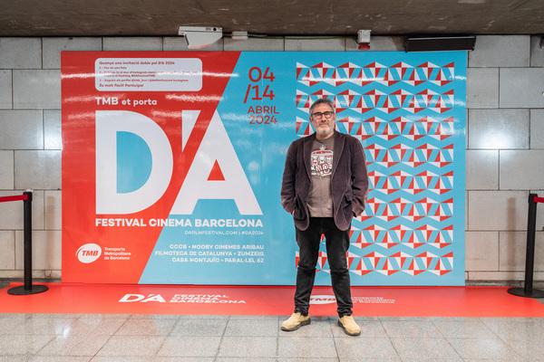 Sergi López fent-se una foto al photocall d'Universitat / Foto: Pep Herrero (TMB) Sergi López fent-se una foto al photocall d'Universitat / Foto: Pep Herrero (TMB)