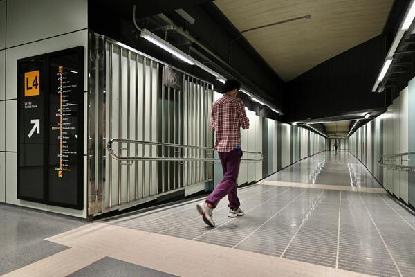 Imatge del passadís de connexió entre les línies L5 i L4 de l'estació de Maragall, 2024 / Foto:  Pep Herrero (TMB)