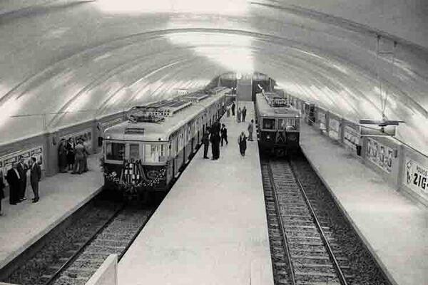Estació de La Sagrera, ramal del Metro Transversal i actual L5, amb un tren de la sèrie 600, 1959. Fotografia de Brangulí. Font: Arxiu Fundació TMB