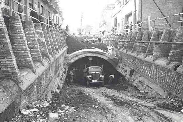 Construcció del túnel al carrer Garcilaso, 1956. Fotografia de Puig Farran. Font: Arxiu Fundació TMB