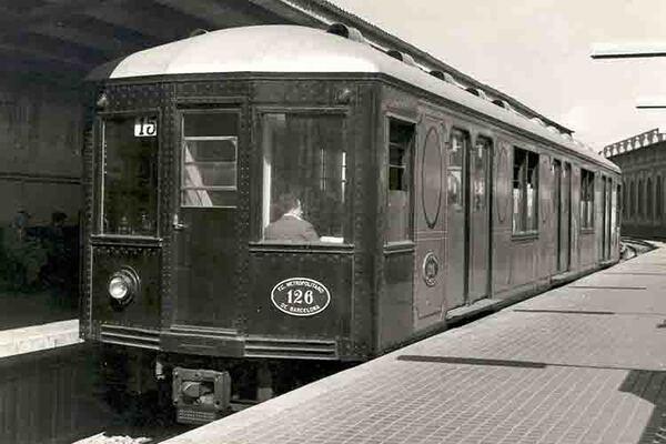 Tren de la sèrie 100 a Santa Eulàlia, 1956. Fotografia d’A. Hustwitt. Font: Arxiu Fundació TMB