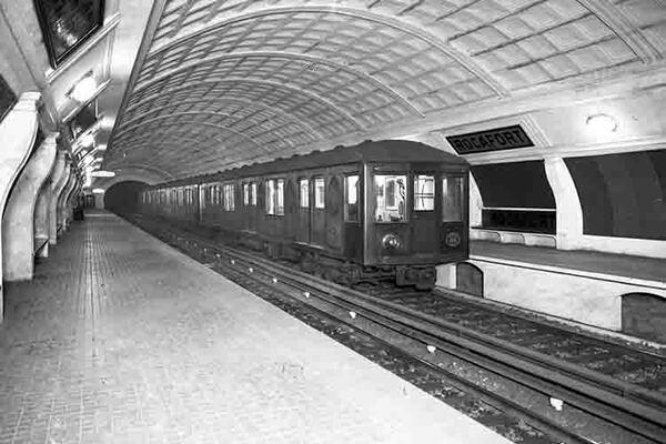 Andana de Rocafort amb un tren de la sèrie 100, 1930. Autor desconegut. Font: Arxiu Fundació TMB