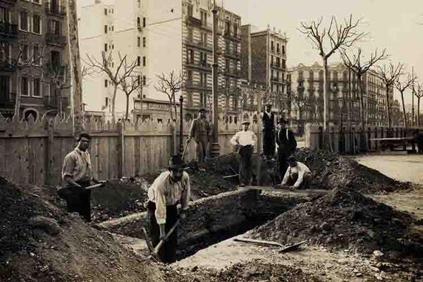 Construcció del pou al carrer Rocafort, 17 de febrer de 1923. Autor desconegut. Font: Arxiu Fundació TMB