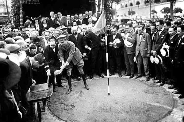 El rei Alfons XIII inaugura les obres de construcció del Metro Transversal a la plaça d’Espanya, 8 de juny de 1922. Autor desconegut. Font: Arxiu Fundació TMB