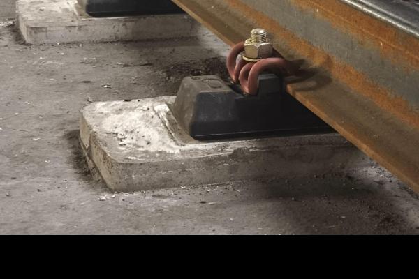 Detall de la fixació de carril per evitar vibracions / Autor: Premsa TMB