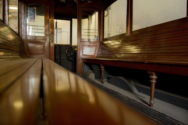 Interior del tramvia número 2, amb els bancs de fusta longitudinals / Foto: Arxiu TMB