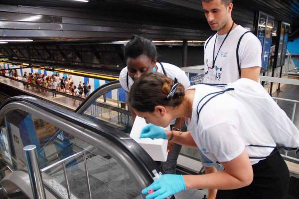 Un equip agafant mostres al metro / Foto: CRG-Centre for Genomic Regulation