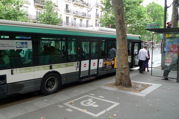 La línia 65 és una de les tres que serà substituïda a la nova xarxa d'autobusos de París / Foto: Jean-Louis Zimmermann a Wikimedia Commons