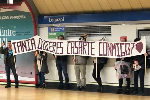 Fotograma del vídeo de la petició de mà a l'andana de Legazpi del Metro de Madrid / Foto: El País