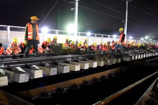 Obrers xinesos instal·lant vies per al tren d'alta velocitat a Nanlong / Imatge: web La Vanguardia