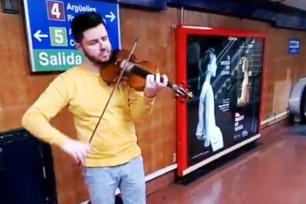 Daniel Neacsu toca al metro de Madrid des de fa cinc anys / Imatge: Publicada a verne.elpais.com 