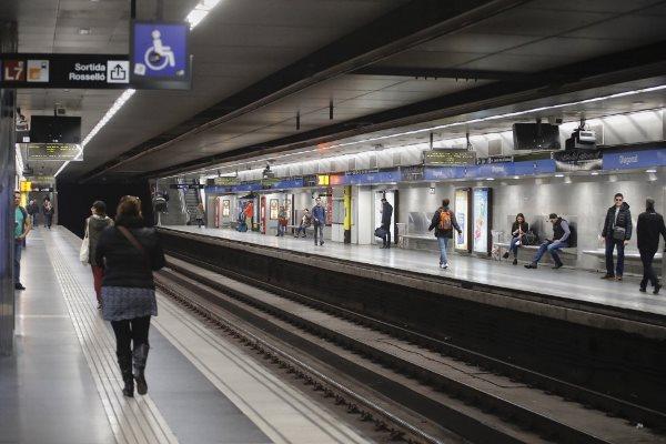 Imatge de l'estació Diagonal (línia 5) inusualment buida un divendres al matí / Foto: Carles Ribas - El País