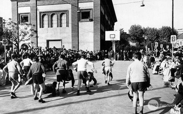 Pati de les Escoles Comercials Montserrat al carrer Badal l'any 1966 durant les festes de la Moreneta / Foto: TMB