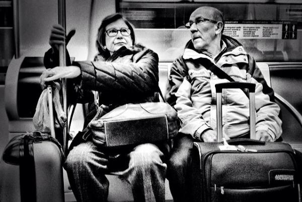 Dos usuaris dins d'un comboi de metro / Foto: Toni Ramos