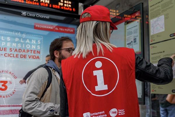 Informadora de la nova xarxa de bus orientant a un passatger / Foto: Ajuntament de Barcelona
