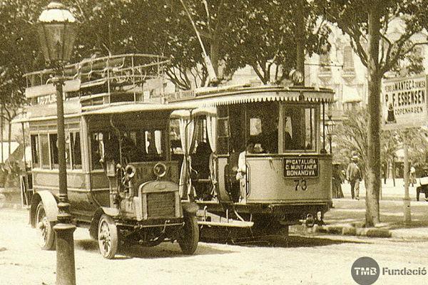Un dels primers autobusos fotografiat a la plaça Catalunya / Foto: Arxiu TMB