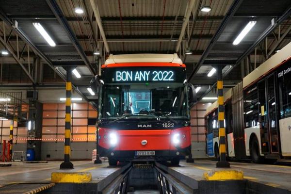 Autobús amb el rètol "Bon any 2022" al taller de material mòbil de la Zona Franca / Foto: Josep Tauste