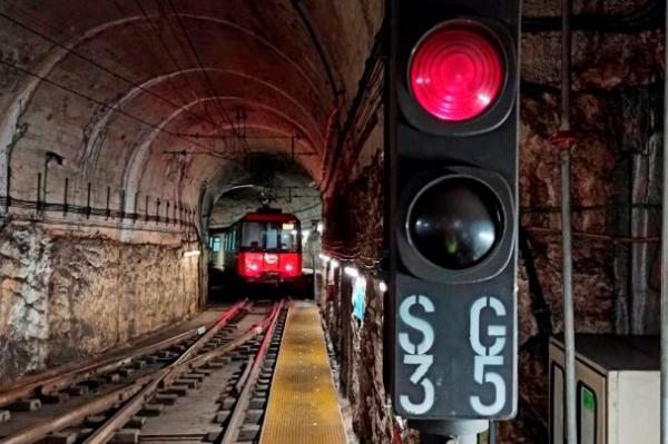 Tren al túnel d'accés a la cotxera de Sant Genís / Foto: @metrotonimayer
