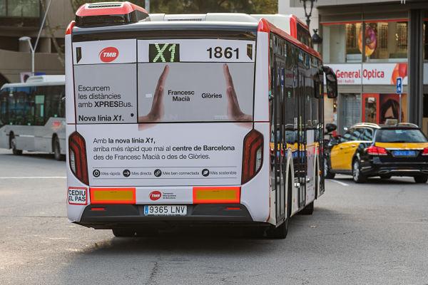 Autobús X1 circulant per la plaça Francesc Macià / Foto: Pep Herrero (TMB)